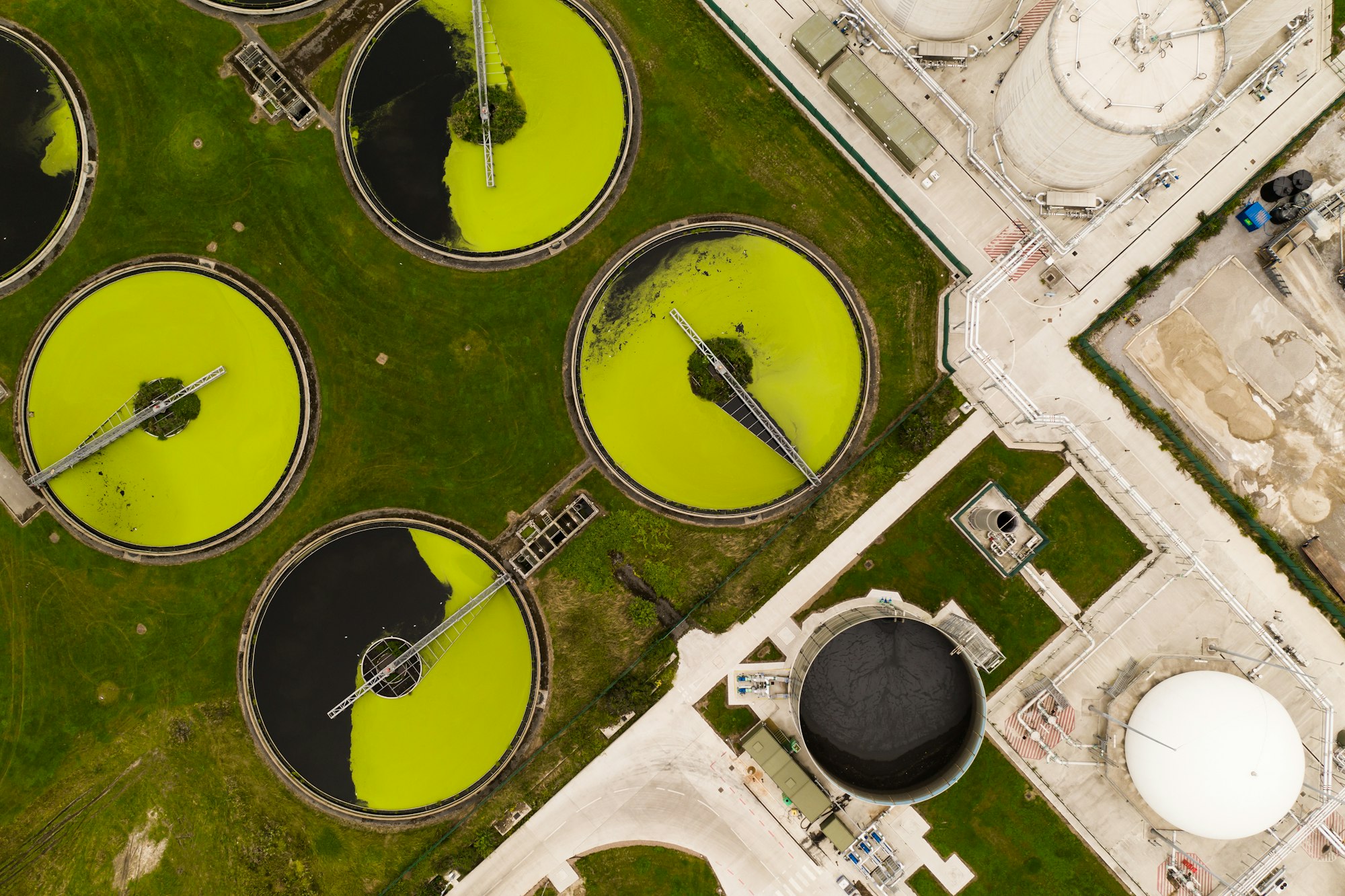 Circular water tanks from above in a water treatment and sewage purification industrial plant